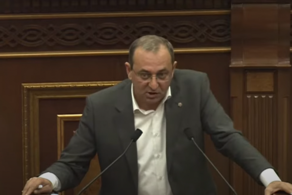 За закон об административно-территориальном делении проголосовал также Никол Пашинян – Арцвик Минасян (видео)